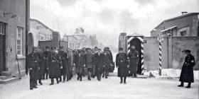 Jedni z pierwszych więźniów obozu koncentracyjnego w Dachau, styczeń 1933 r.