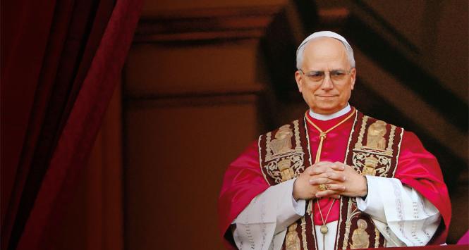 Ciekawy szczegół wychwycili watykaniści: Leon XIV przywdział mucet (mozetta), narzutę sięgającą łokci – taką, w jakiej na balkonie wystąpili po wyborze Jan Paweł II i Benedykt XVI, ale Franciszek poprzestał na białej sutannie.