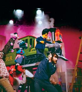 Jim Henson animuje postać Guya Smileya na planie „Ulicy Sezamkowej”, 1972 r.