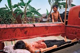 Mały Wietnamczyk opłakujący siostrę zabitą przez amerykańskie siły broniące Sajgonu