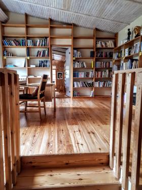 Tutaj tego nie widać, ale w bibliotece znajduje się kilka tysięcy woluminów.