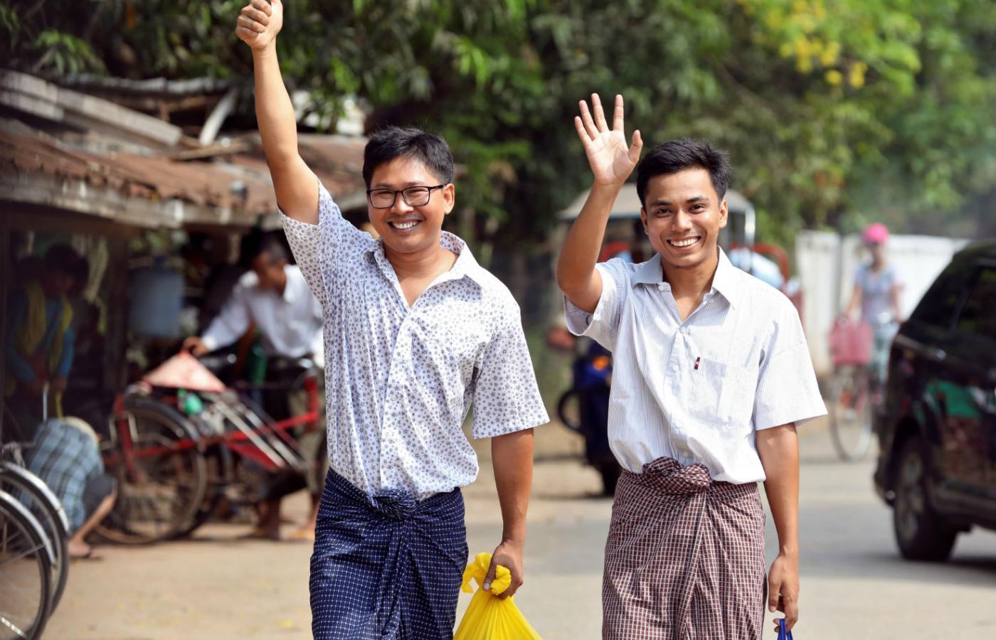 Dziennikarze Wa Lone i Kyaw Soe Oo wyszli z więzienia.