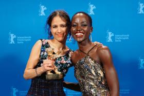 Reżyserka Mati Diop (ze Złotym Niedźwiedziem) i przewodnicząca jury Berlinale Lupita Nyong’o.