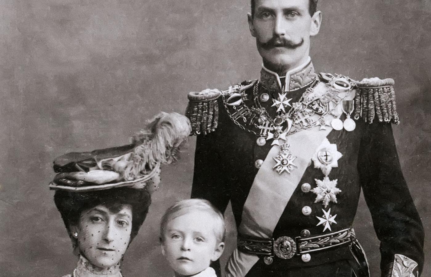 Jedną z pierwszych władczyń, co do której istnieje podejrzenie, że mogła poddać się sztucznemu zapłodnieniu, jest królowa Norwegii Maud, żona Haakona VII. Na zdjęciu z mężem i synem Olafem, 1906 r.