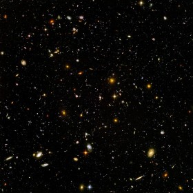 Hubble Ultra Deep Field. Zdjęcie ukazuje najdalsze obszary Kosmosu (małe galaktyki w kolorze czerwonym), sprzed ponad 13 miliardów lat. Te bliższe (większe) są oddalone o około miliard lat świetlnych. Całe ujęcie zawiera ok. 10 tys. galaktyk.