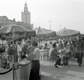 PRL-owska kuchnia nie znała sosu sojowego ani ostrych przypraw. Na fot. warszawskie kawiarniane ogródki w 1956 r.