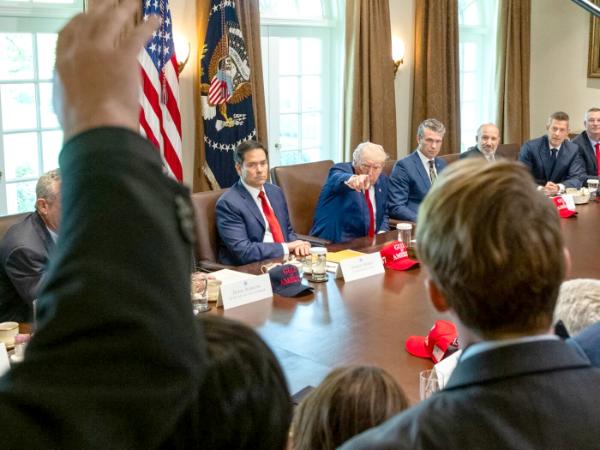 Sekretarz stanu Marco Rubio (z lewej) i prezydent Donald Trump
