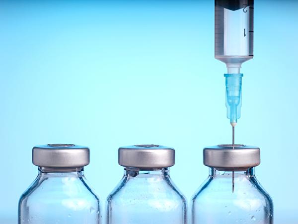 Szczepionka mRNA przeciw covid może poprawiać skuteczność leczenia niektórych groźnych nowotworów i wydłużać życie pacjentom onkologicznym.