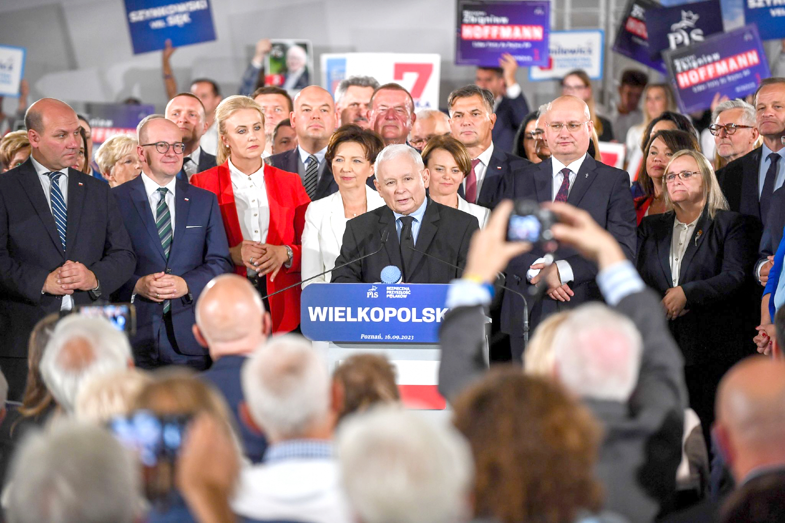 Afera wizowa w rządzie PiS. Kaczyński atakuje Tuska, media piszą o tzw. małym świadku koronnym
