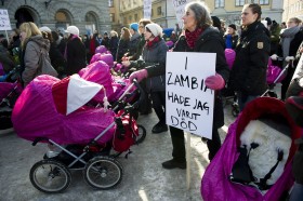 Szwedzki protest wózkowy w marcu 2010 r. Kobiety domagają się prowadzenia polityki na rzecz walki z wysoką śmiertelnością kobiet na świecie.