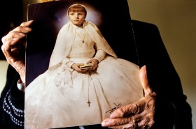 Dziewczynka ze zdjęcia zrobionego w dniu jej komunii ponad 10 lat później zostanie porwana jako działaczka związków zawodowych. Jej miesięcznego wówczas syna porywacze oddali sąsiadom.