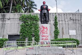 Obiektem ataków protestujących Afroamerykanów stały się także pomniki Krzysztofa Kolumba. Na fot. pomnik w Miami.