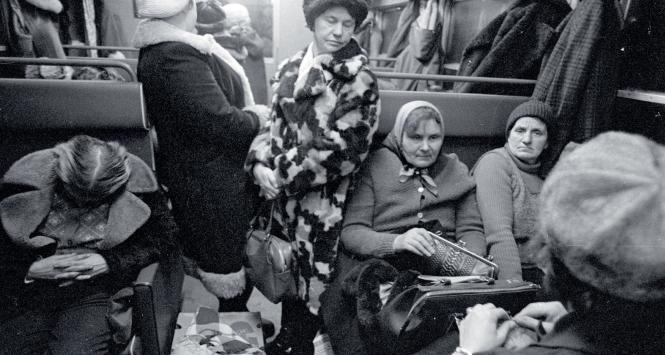 Podróżni w pociągu w 1978 r. Zdjęcie z cyklu „Osobowy, 2 klasa” Hanny Musiałówny.