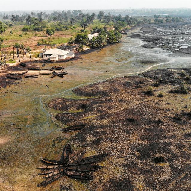 Ropa naftowa zanieczyszcza linię brzegową estuarium w B-Dere w Ogoniland w Nigerii.