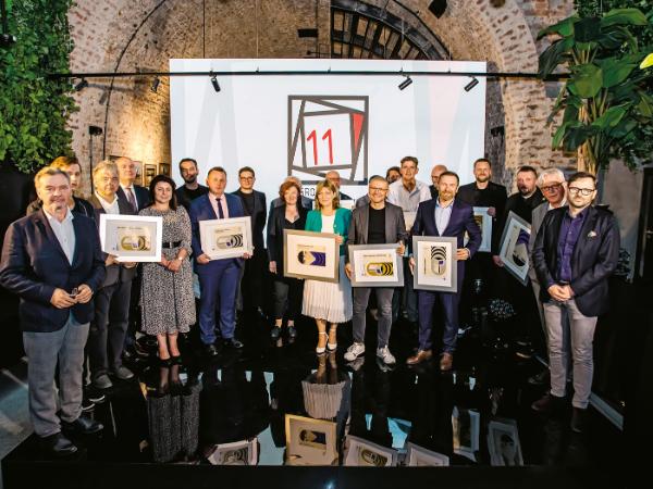 Wspólne zdjęcie finalistów i sponsorów Nagrody.