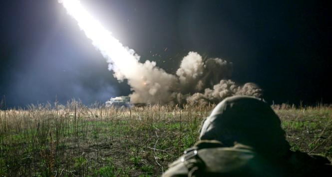 Wyrzutnia rakietowa Tornado-S uruchamiana w Ludowej Republice Ługańskiej.