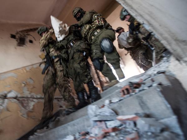 Bycie zakładnikiem wiąże się z niskim poziomem BHP i wysokim stresu.