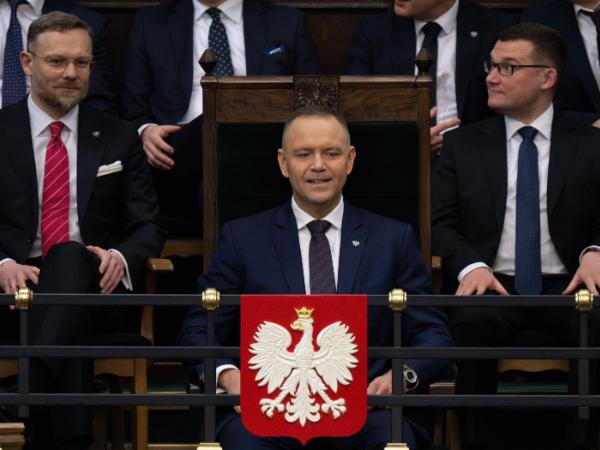 Dzisiaj liderem sprzeciwu wobec planów rządu wzmocnienia polskiej armii staje się konstytucyjny najwyższy zwierzchnik sił zbrojnych Karol Nawrocki. 