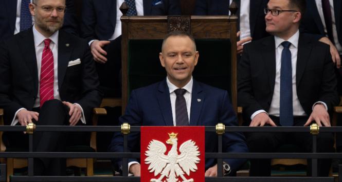 Dzisiaj liderem sprzeciwu wobec planów rządu wzmocnienia polskiej armii staje się konstytucyjny najwyższy zwierzchnik sił zbrojnych Karol Nawrocki.