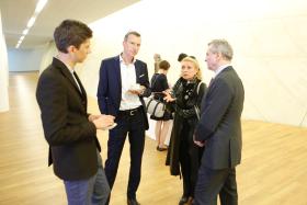 Jerzy Baczyński (pierwszy z prawej) w rozmowie ze znaną aktorką Ewą Wiśniewską i Andrzejem Skworzem, redaktorem naczelnym miesięcznika PRESS.