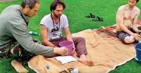 Rytuał aplikacji jadu kambo.