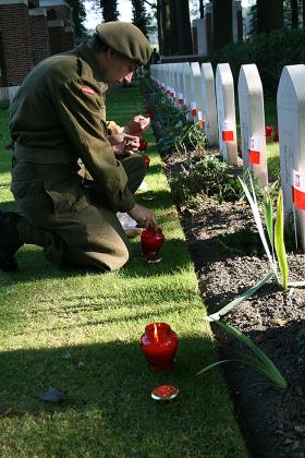 Świeczki przy grobach polskich żołnierzy na cmentarzu w Oosterbeek. Ogólne straty polskiej brygady były niższe niż brytyjskie, wyniosły 23 proc. Byli w boju i okrążeniu krócej od sojuszników. Zła pogoda długo odsuwała ich od beznadziejnie trudnej walki.