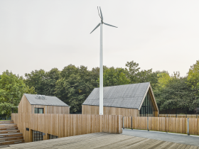 Służewski Dom Kultury to realizacja dość kameralna (koszt budowy to 16 mln zł), będąca efektem konkursu rozstrzygniętego w 2008 r.