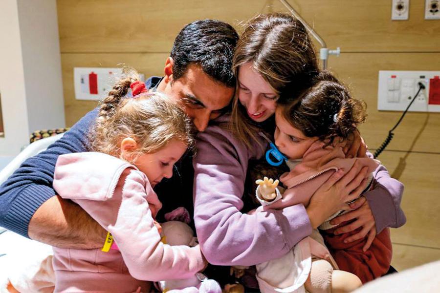 Yoni Asher ze swoją uwolnioną żoną Doron i córkami Aviv i Raz.