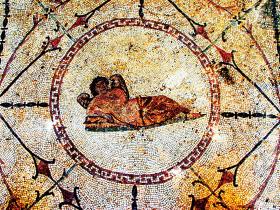 Mozaika z Hypnosem z odkopanego w latach 30. XX w. hotelu w Risan.