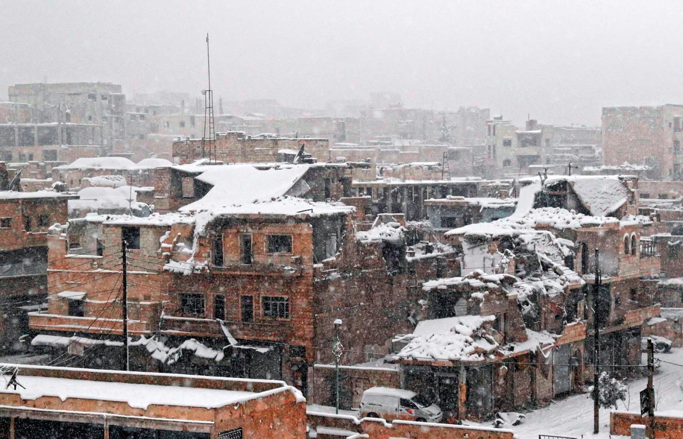 Obfite opady śniegu w Aleppo utrudniają ewakuację miasta.