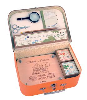 Zestaw małego botanika firmy Moulin Roty. Dzieci często z wielką pasją badają przyrodę, uganiają się za motylami i żukami. Z lupą, nożyczkami, notatnikiem itd. będą mogły poczuć się prawdziwymi badaczami, www.littleone.pl. Cena: 179 zł.