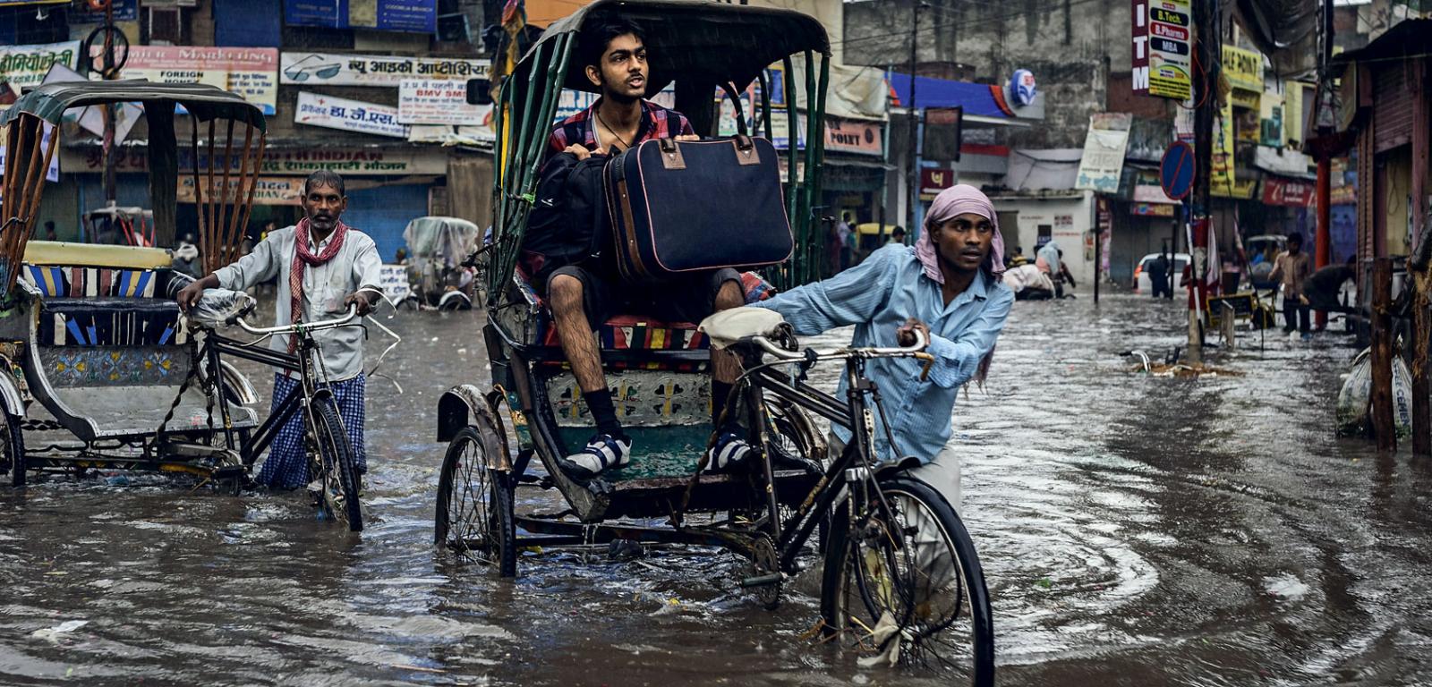 Powódź w Waranasi w dolinie Gangesu po ulewach przyniesionych przez letni monsun w 2011 r.