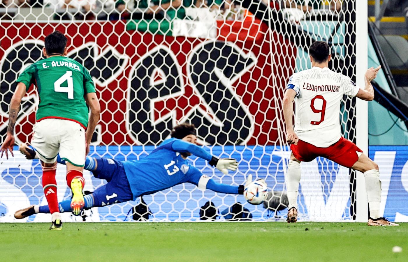 Robert Lewandowski nie wykorzystał rzutu karnego w pierwszym meczu z Meksykiem na mundialu w Katarze. 22 listopada 2022 r.