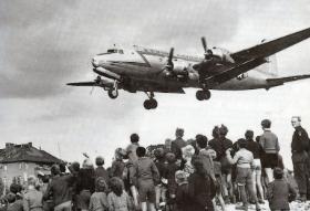 Blokada Berlina, 1948 r. Amerykański samolot z pomocą ląduje na lotnisku Tempelhof.