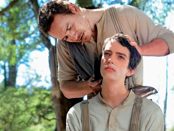 Michael Fassbender (z nożem) i Kodi Smit-McPhee w westernie tragikomicznym