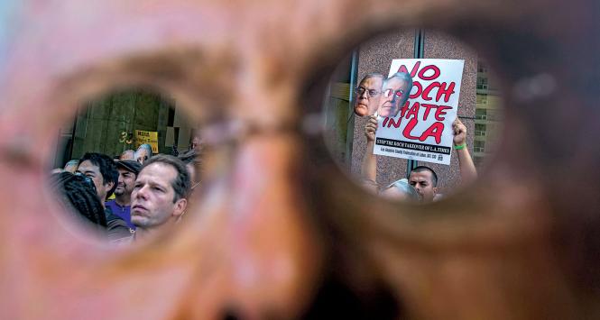 Los Angeles, protest przeciw braciom Kochom.