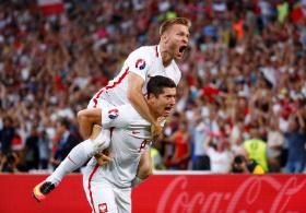 Przed decyzją Messiego, darowizny na walkę ze skutkami pandemii przeznaczyli Kuba Błaszczykowski i Robert Lewandowski. Na fot. mecz Polska – Portugalia podczas Euro 2016.