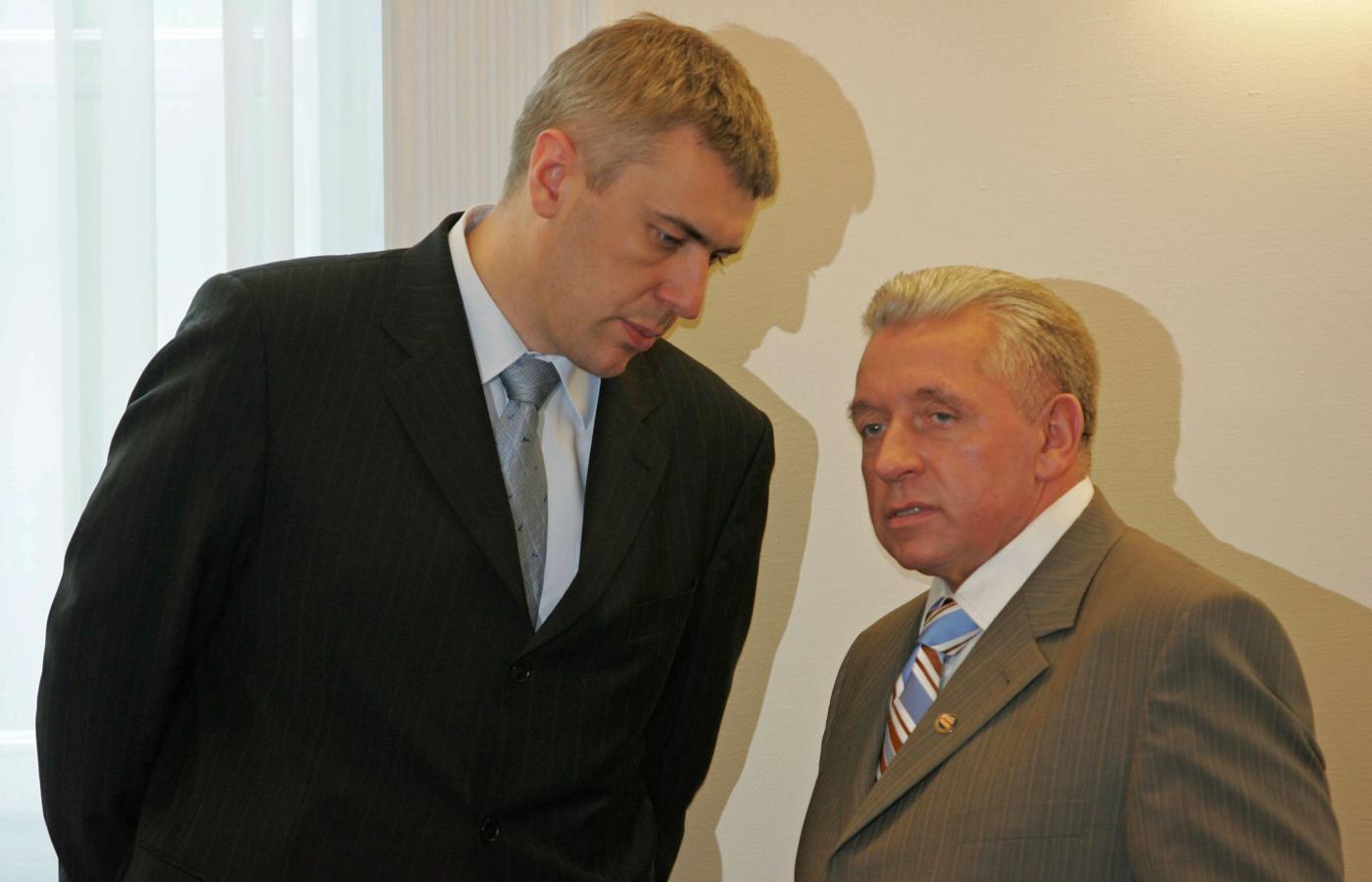 Dawne czasy. Wicepremier Roman Giertych i wicepremier Andrzej Lepper podczas posiedzenia rządu. Czerwiec 2007 r.