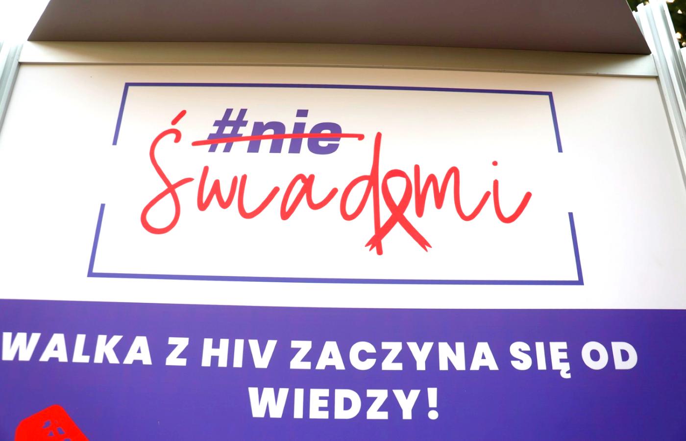 Labirynt edukacyjny o HIV na skwerze Hoovera w Warszawie