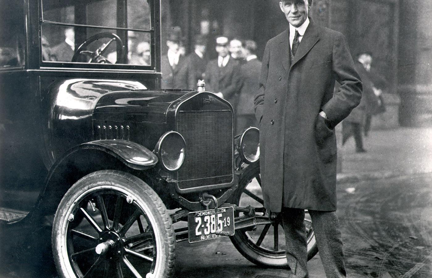 Henry Ford (1863 - 1947), legendarny założyciel Ford Motor Company. Zrewolucjonizował system produkcji aut.