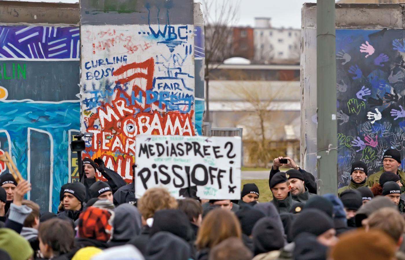 Obywatele w obronie berlińskiego muru.
