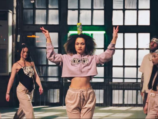 Ważną bohaterką najnowszego klipu Young Leosi jest puszka napoju energetycznego.