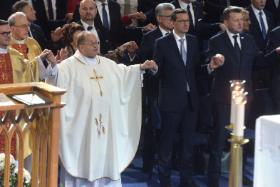 Ukształtowała się niezwykła sytuacja, w której na czele opinii katolickiej w Polsce nie stoi dziś żaden z biskupów, ale Tadeusz Rydzyk.