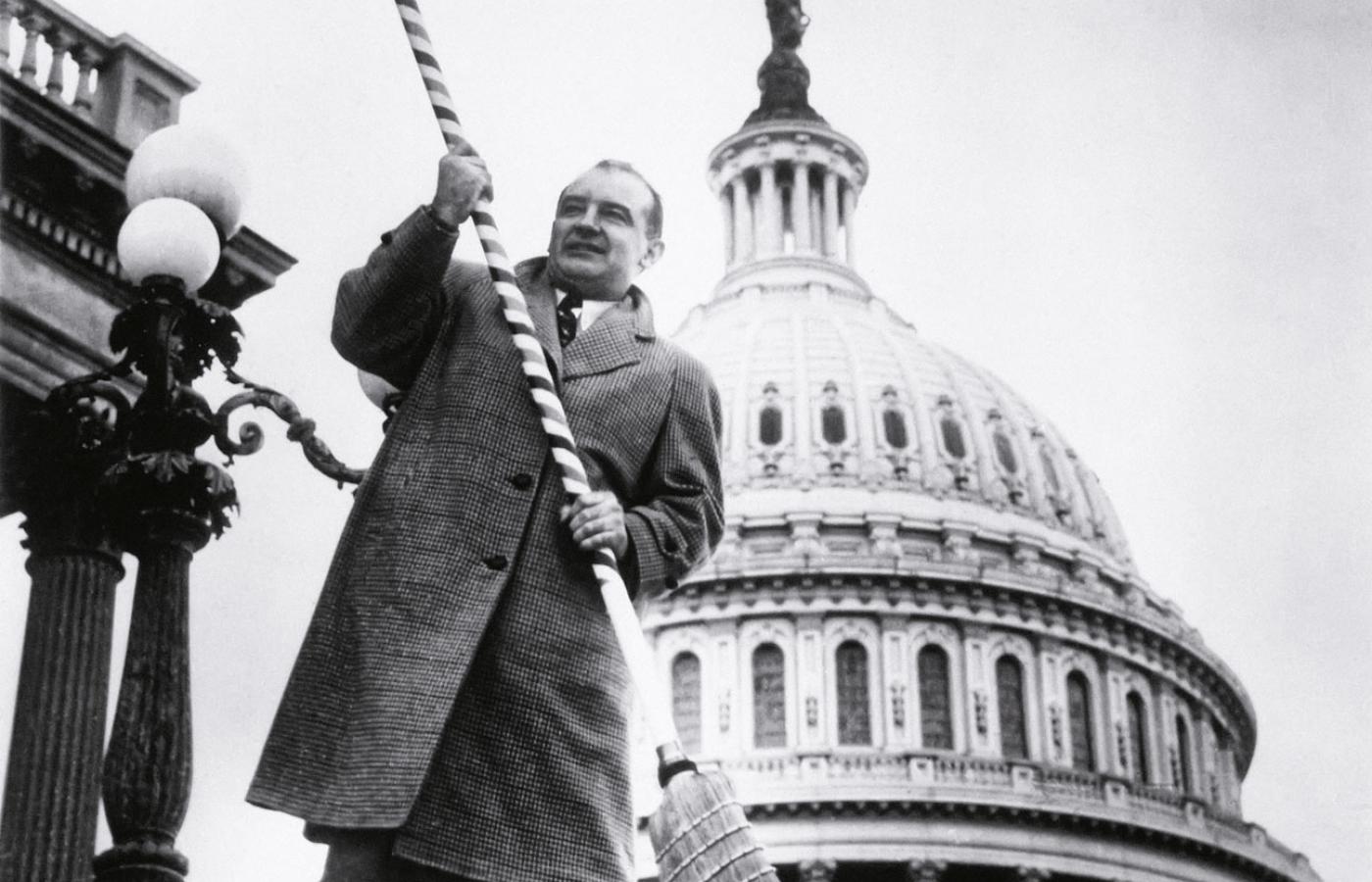 Senator Joseph McCarthy przed Kapitolem w Waszyngtonie, gotowy do usunięcia komunistów z rządu, 1954 r.