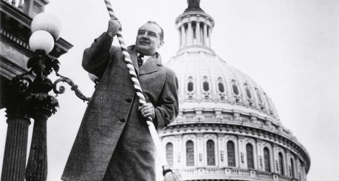 Senator Joseph McCarthy przed Kapitolem w Waszyngtonie, gotowy do usunięcia komunistów z rządu, 1954 r.