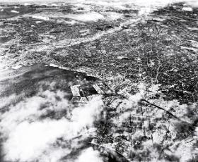 Tokio po podpaleniu napalmem przez amerykańskie bombowce, marzec 1945 r.