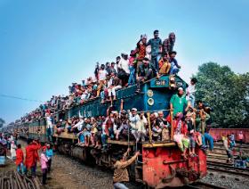 Młodzi mężczyźni to „gatunek” najbardziej reprezentatywny dla niepewnej indyjskiej przyszłości, a także najbardziej zagrożony. W związku z niedoborem kobiet będą nie tylko w większości, ale też będą dźwigać na sobie większą odpowiedzialność, np. za utrzymanie rodziców i krewnych.