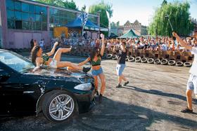 Na Moto Show w Skaryszewie hostessy po prostu służą do mycia samochodów.