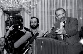 Bronisław Geremek podczas obrad Obywatelskiego Klubu Parlamentarnego.