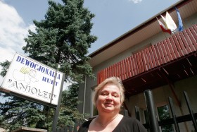 Janina Anilek, przed domem i hutrownią.